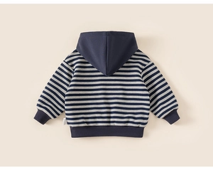 Flach liegender gestreifter Kinderpullover in Blau und Grau mit Bündchen und Kapuze