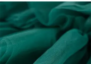 Gros plan du tissu en maille multicouche vert foncé sur la jupe tutu pour enfants