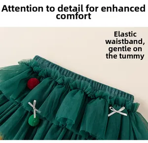 Détail de la jupe en tulle pour fille avec taille élastique et pompons colorés