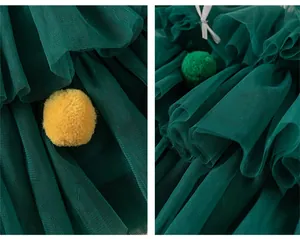 Détail des couches de jupe en tulle vert foncé avec des pompons colorés décoratifs