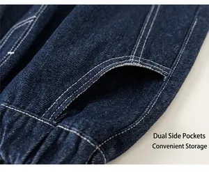 Macro detail van de donkerblauwe denim elastische tailleband met witte dubbele stiksels en zakken