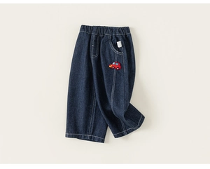 Detail van de donkerblauwe denim kinderbroek met elastische taille en borduur