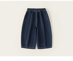 Gedetailleerde close-up van donkerblauwe kinderjeans met elastische taille en witte stiksels