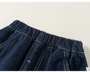Detail van de elastische taille van het spijkerjasje voor kinderen met witte stiksels