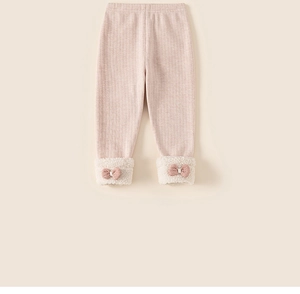 Detail van roze geribbelde baby legging met pluche boorden en gebreide strik details