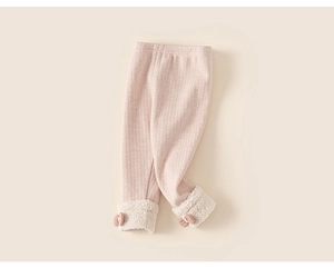 Detail van roze winterleggings met strik en witte sherpa fleece manchetten voor meisjes