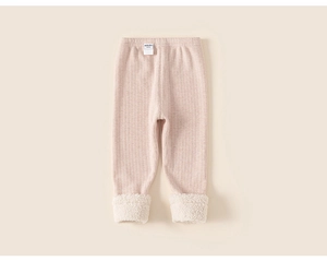 Detail van babyroze gebreide legging met lamswollen omslag en maattabel voor meisjes