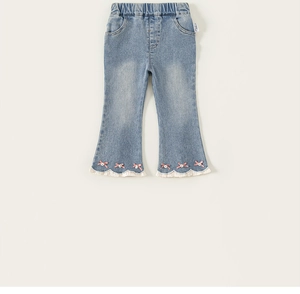 Vue détaillée du pantalon évasé bleu pour fille avec dentelle blanche et nœuds roses