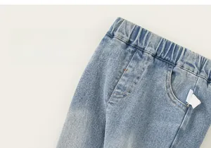 Détail du jean évasé bleu clair pour fille avec taille élastique et denim doux