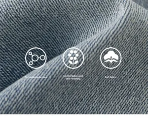 Détail du tissu denim bleu doux montrant la texture sergée et la matière agréable