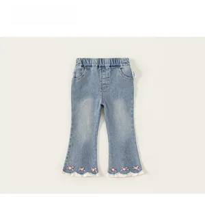 Détail du pantalon évasé en jean bleu pour fille avec taille élastique et dentelle