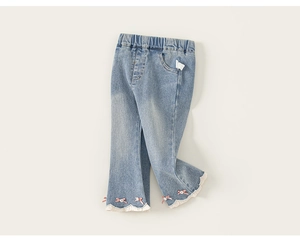 Détail du pantalon évasé pour fille avec nœuds roses et petites fleurs blanches brodées