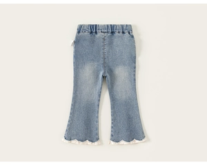 Détail du pantalon évasé en jean pour fille avec bordure dentelle et taille élastique