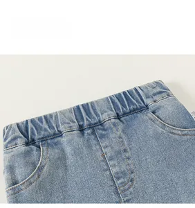 Détail d'un jean bleu clair avec taille élastique et coutures de précision soignées