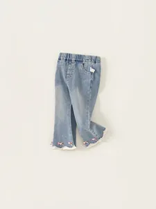 Jean évasé bleu clair pour filles avec bordure en dentelle blanche et petits nœuds roses