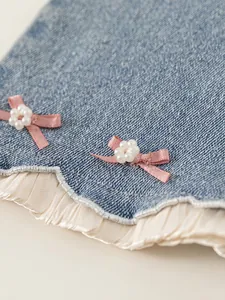 Pantalon en jean évasé pour filles avec ourlet à volants et nœuds en ruban rose