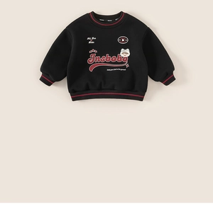 Détail du sweat-shirt d'hiver noir pour enfant avec poignets côtelés rouges et chat brodé