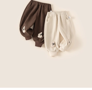 Détail du velours côtelé et broderie lapin mignonne sur ce pantalon pour enfant