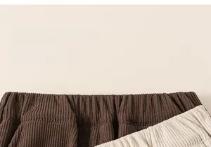 Vue macro détaillée de la taille élastique et de la texture velours côtelé du pantalon enfant