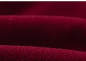 Gros plan macro sur la texture velours rouge foncé du vêtement pour fille