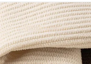 Vue macro détaillée du tissu en velours côtelé crème doux pour pantalon d'hiver chaud