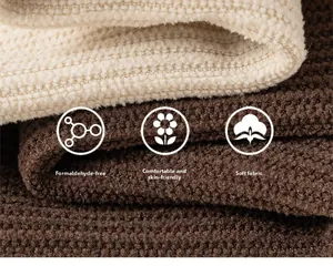 Gros plan sur la texture gaufrée en velours côtelé de ce pantalon hiver enfant