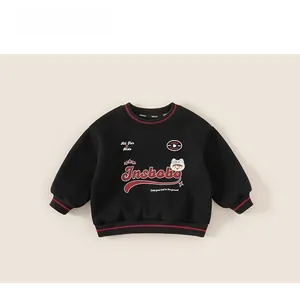 Détail du sweat-shirt noir pour enfants avec poignets côtelés rouges et broderie