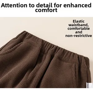 Vue détaillée du pantalon en velours côtelé marron pour filles avec taille élastique souple