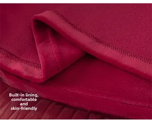 Détail de la doublure en velours rouge et du tissu extérieur plissé sur robe de fille