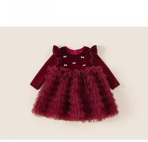 Vue détaillée du corsage en velours rouge foncé avec nœuds dorés et jupe en tulle