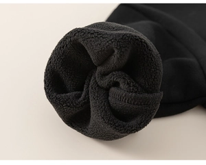 Vue détaillée de la doublure polaire noire épaisse et des coutures du sweat pour garçon
