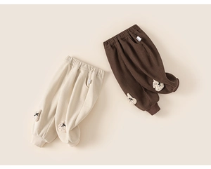Détail du pantalon en velours pour enfants avec écussons lapin et chevilles côtelées