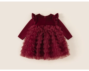 Détail de la robe en velours rouge pour fille avec manches volantées et jupe en tulle