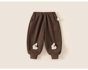 Détail du pantalon en velours côtelé marron pour enfant avec broderie lapin au genou
