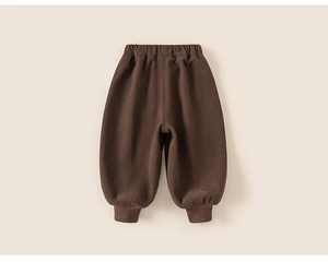 Vue détaillée de la taille élastique et du velours côtelé vertical du pantalon d'hiver enfant