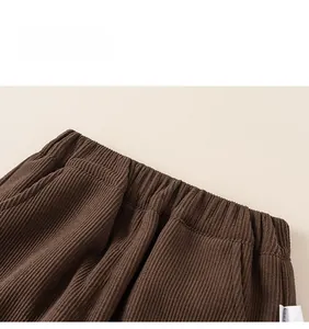Détail de pantalon en velours côtelé pour enfant avec taille élastique et poches