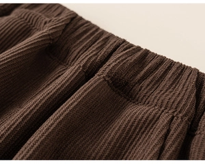 Détail du tissu en maille côtelée marron foncé avec large taille élastique confortable