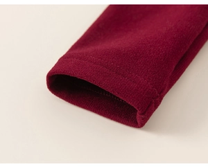 Détail de la manchette en velours rouge foncé avec doubles coutures sur la robe