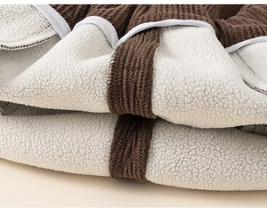 Détail du tissu en velours côtelé marron chaud avec doublure épaisse en polaire sherpa blanche