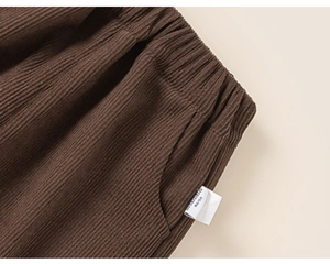 Détail du pantalon en velours côtelé marron enfant avec taille élastique et texture