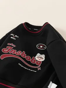 Sweat-shirt noir pour enfant avec broderie rouge vintage et écusson de dessin animé