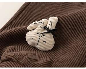 Détail de l'applique lapin mignon et texture velours côtelé doux sur pantalon fille