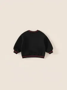 Sweat-shirt noir pour garçon avec poignets rayés rouges et broderie de lettres