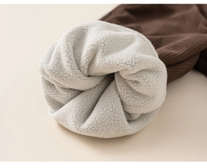 Détail du velours côtelé marron avec doublure en polaire blanche épaisse pour pantalon