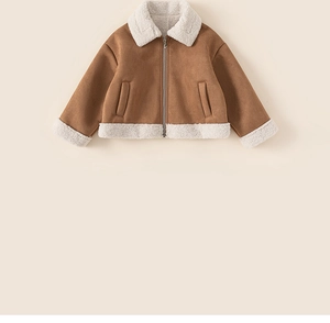 Detailansicht der braunen Wildleder-Kinderjacke mit weichem weißem Lammfell-Innenfutter