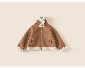 Detail der Mädchen-Wildlederjacke in Camel mit weißem Lammfellbesatz und Reißverschluss
