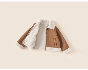 Detail der Kinder-Wildlederjacke mit Fleece-Futter, Kragentextur und Reißverschluss