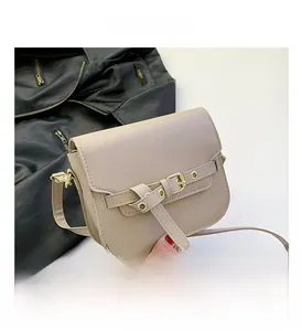 Nahaufnahme der beigen Satteltasche mit goldener Schnalle und hochwertigem Kunstleder