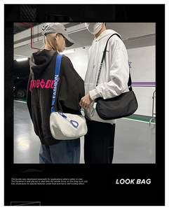 Sacs à bandoulière demi-lune minimalistes en blanc cassé et noir avec larges sangles
