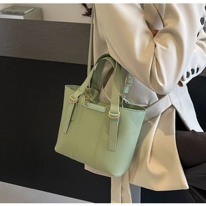 Dettaglio della borsa tote in pelle PU verde menta con texture fine e fibbie dorate